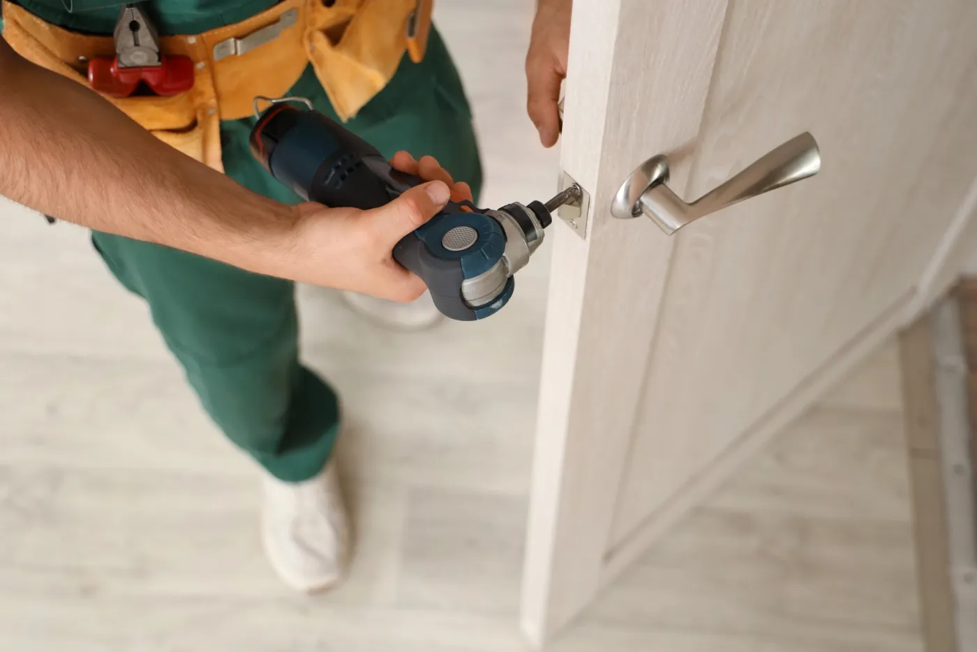 Pose d'un cylindre à clé protégée sur une porte d'entrée au Plessis-Robinson (92350)